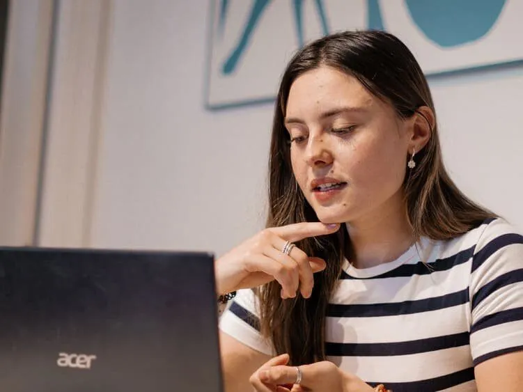Laura, frente al portátil, durante una sesión de seguimiento online